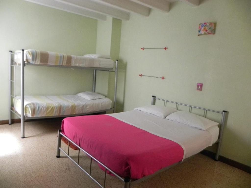 Hostal Tamarindo Itagui Quarto foto